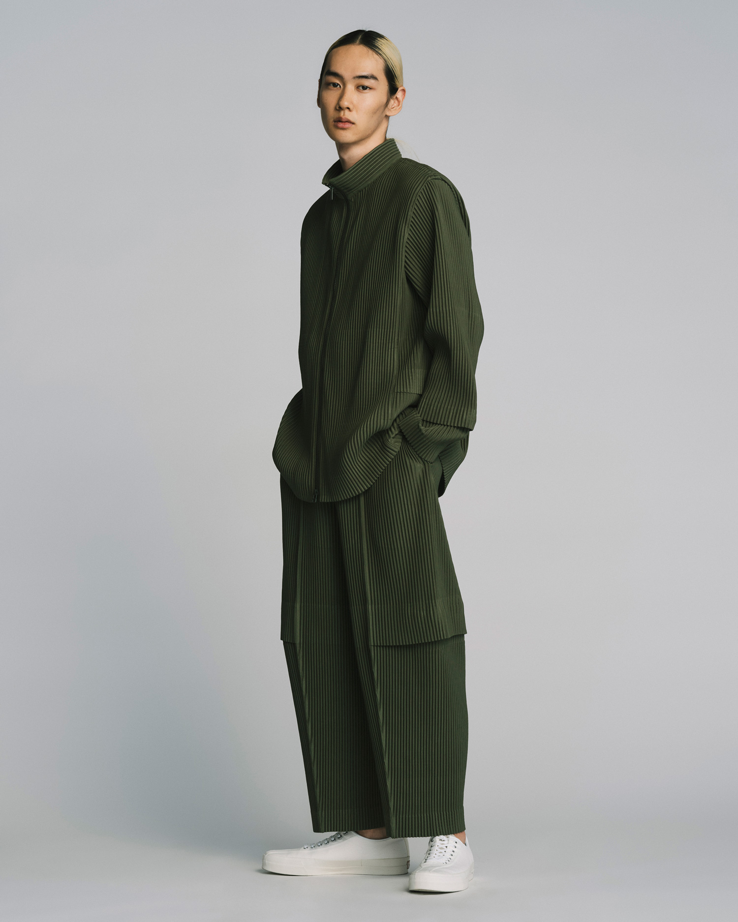 ISSEY MIYAKE HOMME PLISSÉ Debuts Fall/Winter 2022 Collection - V
