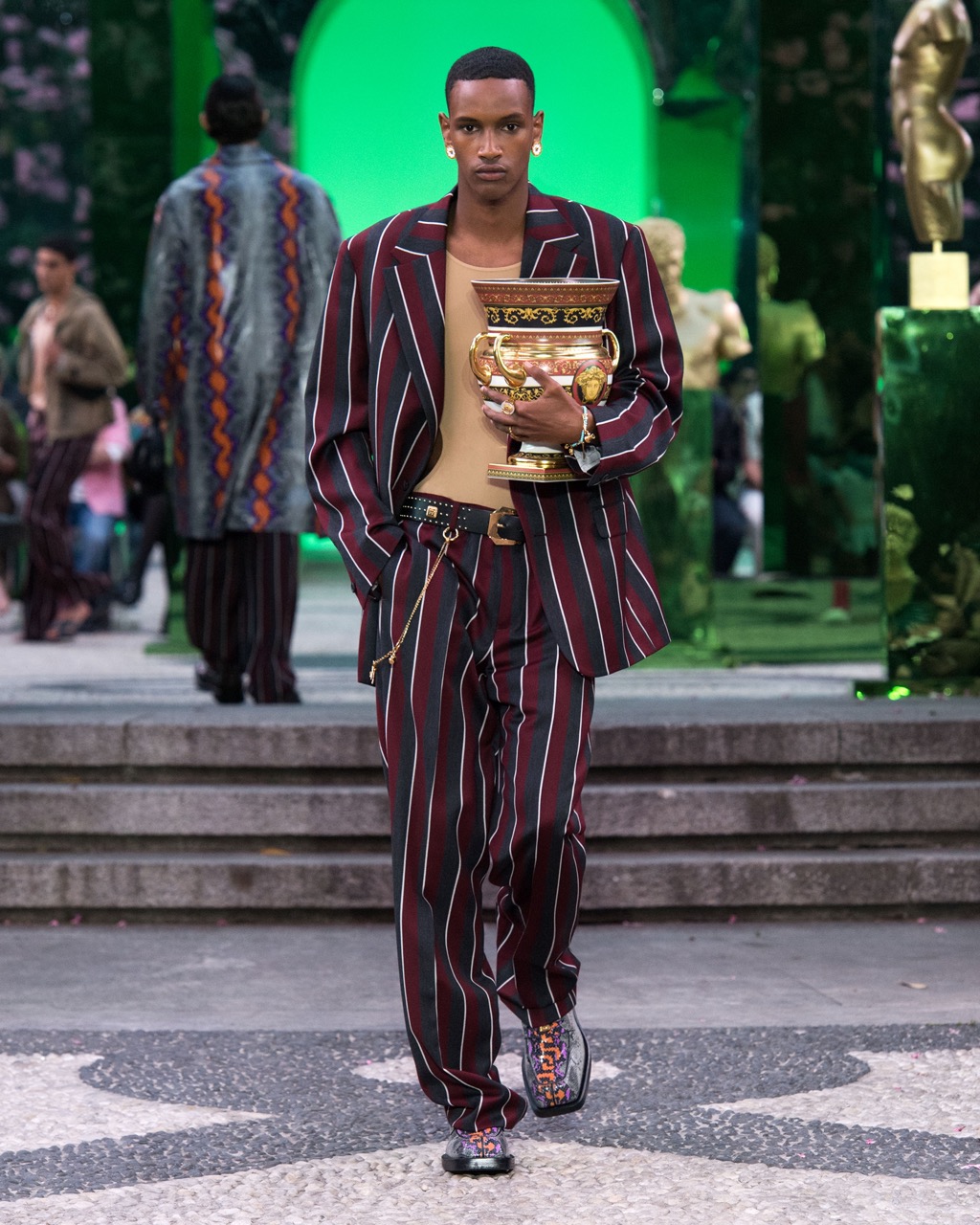 VERSACE on X: La Medusa Repeat. Included among new bags styles presented  on the runway, an archival Versace hobo bag is given a new re-edition as  the La Medusa Hobo Repeat. Watch